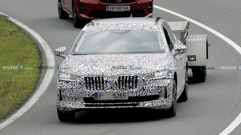 The new Skoda Superb will get a giant tablet in the cabin. The first photos have appeared